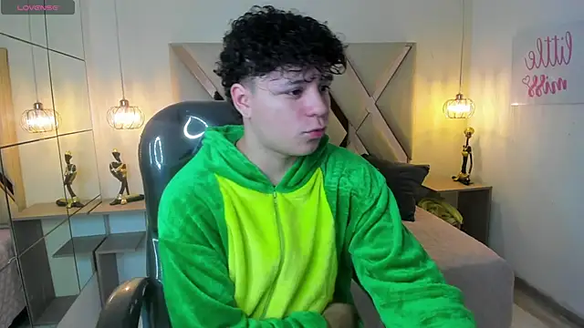 Snapshot of BenjaminBottonn chatting on 09-08-25, 07:35 BenjaminBottonn online show from 09-08-25, 07:35