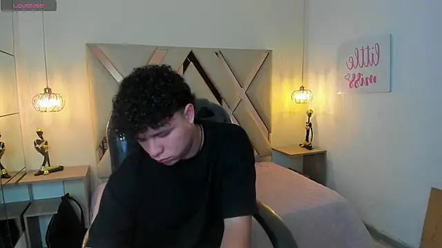 Snapshot of BenjaminBottonn chatting on 09-10-25, 08:09 BenjaminBottonn online show from 09-10-25, 08:09