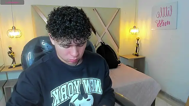 Snapshot of BenjaminBottonn chatting on 09-11-25, 07:36 BenjaminBottonn online show from 09-11-25, 07:36