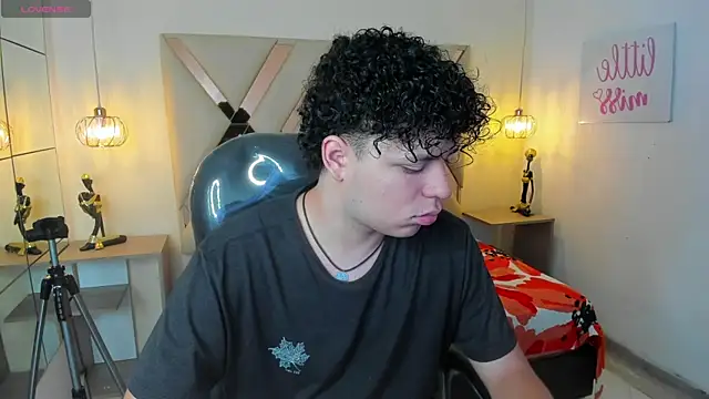 Snapshot of BenjaminBottonn chatting on 09-12-25, 07:03 BenjaminBottonn online show from 09-12-25, 07:03