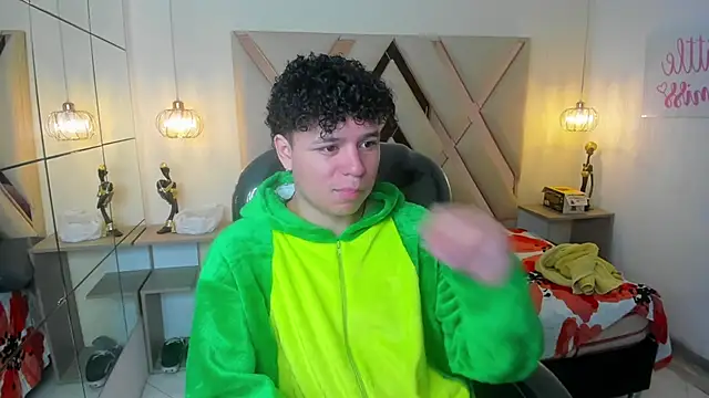 Snapshot of BenjaminBottonn chatting on 09-13-25, 07:08 BenjaminBottonn online show from 09-13-25, 07:08