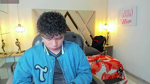 Snapshot of BenjaminBottonn chatting on 09-13-25, 09:25 BenjaminBottonn online show from 09-13-25, 09:25