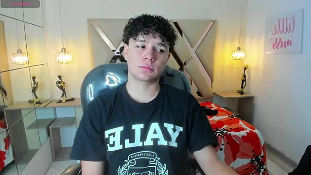 Snapshot of BenjaminBottonn chatting on 09-16-25, 07:48 BenjaminBottonn online show from 09-16-25, 07:48