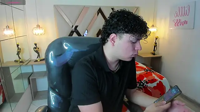 Snapshot of BenjaminBottonn chatting on 09-17-25, 07:37 BenjaminBottonn online show from 09-17-25, 07:37