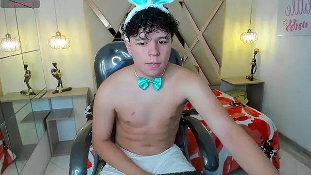 Snapshot of BenjaminBottonn chatting on 09-19-25, 07:47 BenjaminBottonn online show from 09-19-25, 07:47