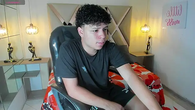 Snapshot of BenjaminBottonn chatting on 09-20-25, 07:37 BenjaminBottonn online show from 09-20-25, 07:37