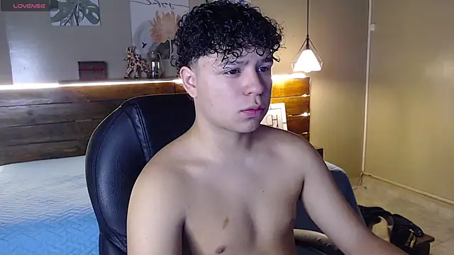 Snapshot of BenjaminBottonn chatting on 09-21-25, 02:19 BenjaminBottonn online show from 09-21-25, 02:19