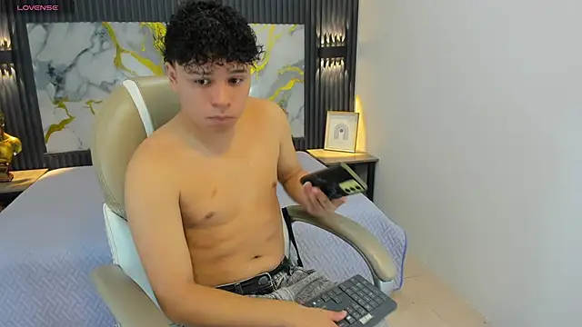 Snapshot of BenjaminBottonn chatting on 09-22-25, 08:00 BenjaminBottonn online show from 09-22-25, 08:00