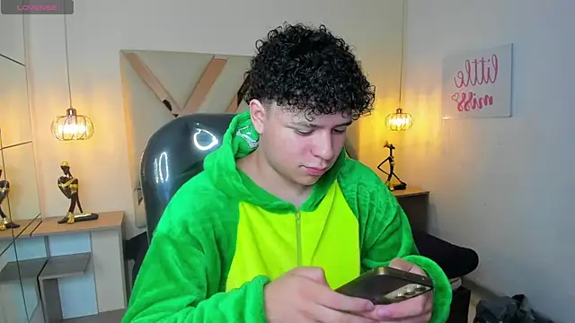 Snapshot of BenjaminBottonn chatting on 09-23-25, 07:39 BenjaminBottonn online show from 09-23-25, 07:39