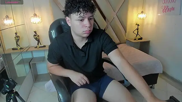 Snapshot of BenjaminBottonn chatting on 09-25-25, 07:39 BenjaminBottonn online show from 09-25-25, 07:39