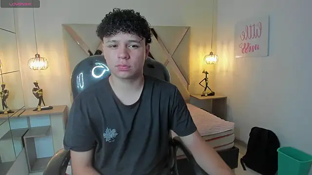 Snapshot of BenjaminBottonn chatting on 09-26-25, 08:13 BenjaminBottonn online show from 09-26-25, 08:13