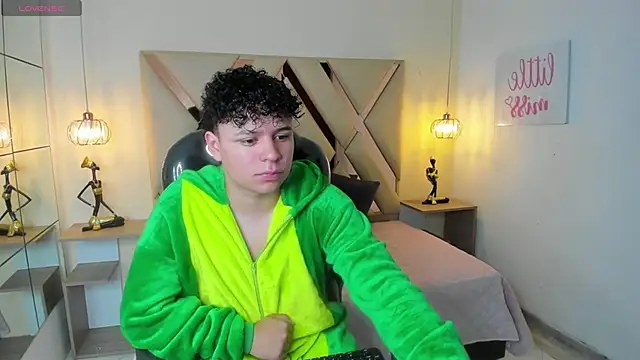 Snapshot of BenjaminBottonn chatting on 09-28-25, 07:41 BenjaminBottonn online show from 09-28-25, 07:41