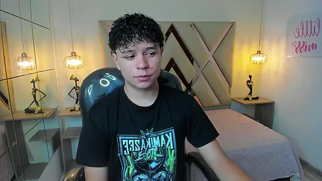 Snapshot of BenjaminBottonn chatting on 10-02-25, 07:21 BenjaminBottonn online show from 10-02-25, 07:21