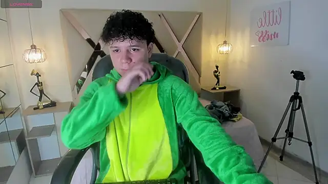 Snapshot of BenjaminBottonn chatting on 10-04-25, 08:07 BenjaminBottonn online show from 10-04-25, 08:07