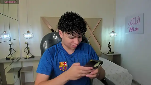 Snapshot of BenjaminBottonn chatting on 10-06-25, 07:44 BenjaminBottonn online show from 10-06-25, 07:44