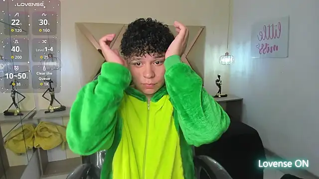 Snapshot of BenjaminBottonn chatting on 10-08-25, 07:55 BenjaminBottonn online show from 10-08-25, 07:55