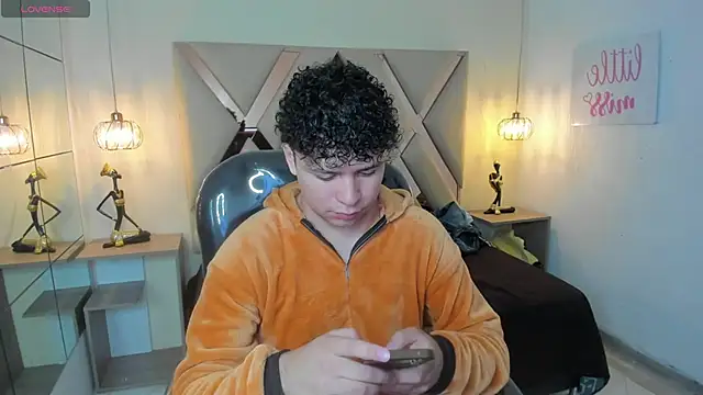 Snapshot of BenjaminBottonn chatting on 10-09-25, 07:45 BenjaminBottonn online show from 10-09-25, 07:45