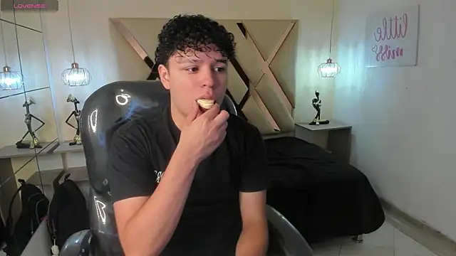 Snapshot of BenjaminBottonn chatting on 10-11-25, 07:45 BenjaminBottonn online show from 10-11-25, 07:45