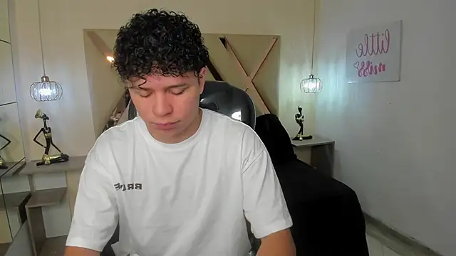 Snapshot of BenjaminBottonn chatting on 10-12-25, 07:46 BenjaminBottonn online show from 10-12-25, 07:46