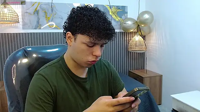 Snapshot of BenjaminBottonn chatting on 10-14-25, 08:20 BenjaminBottonn online show from 10-14-25, 08:20