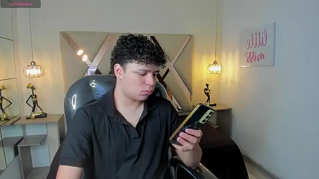 Snapshot of BenjaminBottonn chatting on 10-15-25, 07:47 BenjaminBottonn online show from 10-15-25, 07:47