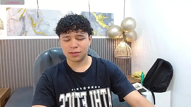 Snapshot of BenjaminBottonn chatting on 10-16-25, 07:59 BenjaminBottonn online show from 10-16-25, 07:59