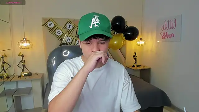 Snapshot of BenjaminBottonn chatting on 10-18-25, 05:57 BenjaminBottonn online show from 10-18-25, 05:57