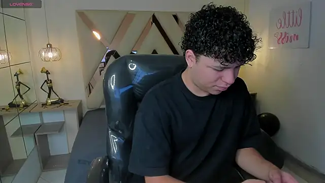 Snapshot of BenjaminBottonn chatting on 10-20-25, 07:58 BenjaminBottonn online show from 10-20-25, 07:58