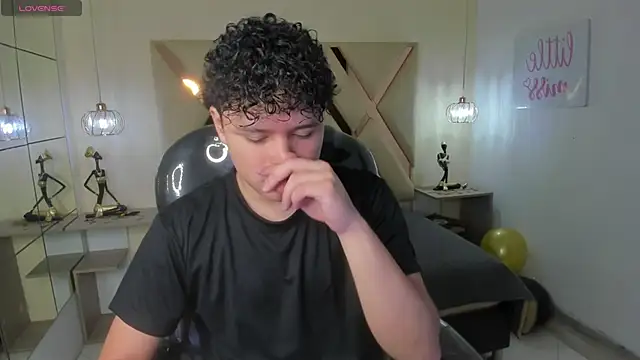 Snapshot of BenjaminBottonn chatting on 10-23-25, 07:34 BenjaminBottonn online show from 10-23-25, 07:34