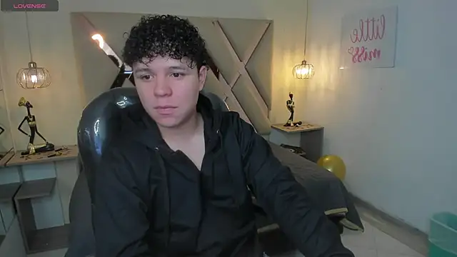 Snapshot of BenjaminBottonn chatting on 10-24-25, 08:27 BenjaminBottonn online show from 10-24-25, 08:27