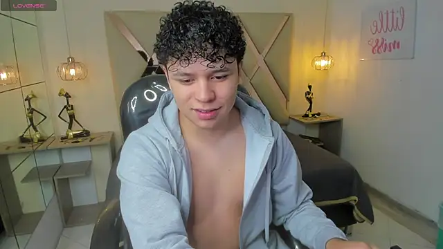 Snapshot of BenjaminBottonn chatting on 10-25-25, 08:14 BenjaminBottonn online show from 10-25-25, 08:14