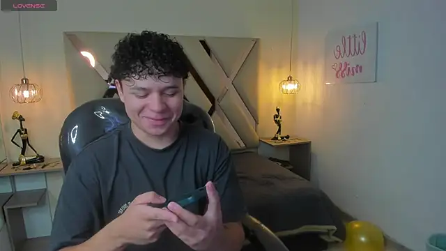 Snapshot of BenjaminBottonn chatting on 10-26-25, 07:53 BenjaminBottonn online show from 10-26-25, 07:53