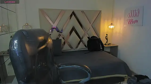 Snapshot of BenjaminBottonn chatting on 10-27-25, 07:51 BenjaminBottonn online show from 10-27-25, 07:51