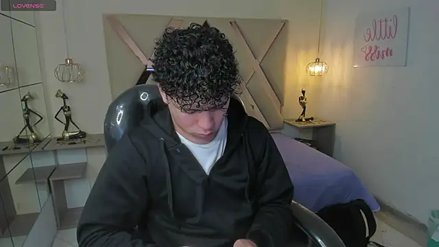 Snapshot of BenjaminBottonn chatting on 10-28-25, 08:11 BenjaminBottonn online show from 10-28-25, 08:11