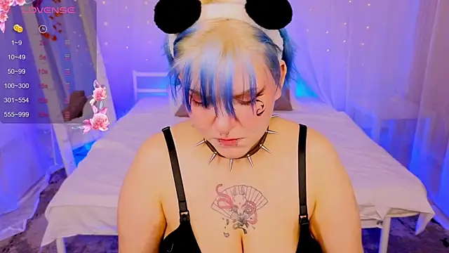 Snapshot of bluelunaray chatting on 09-25-25, 01:53 bluelunaray online show from 09-25-25, 01:53