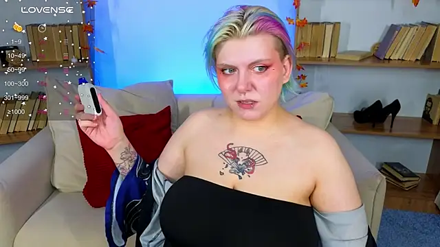 Snapshot of bluelunaray chatting on 10-11-25, 02:11 bluelunaray online show from 10-11-25, 02:11