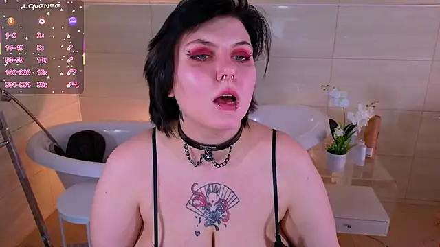 Snapshot of bluelunaray chatting on 10-26-25, 10:54 bluelunaray online show from 10-26-25, 10:54