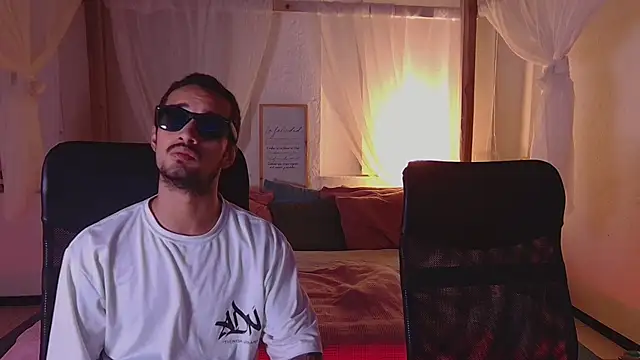 Snapshot of Laila_asher chatting on 09-13-25, 12:32 Laila asher online show from 09-13-25, 12:32