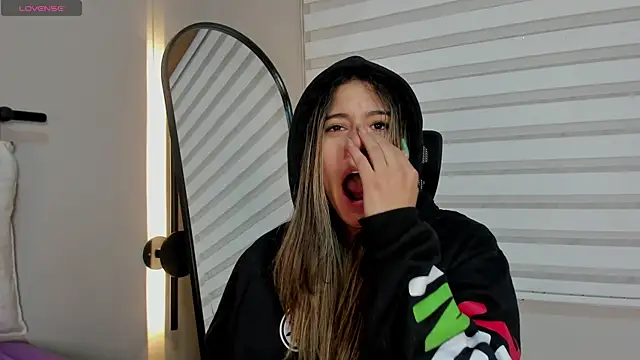 Snapshot of Rachell_criss chatting on 12-18-25, 04:18 Rachell criss online show from 12-18-25, 04:18