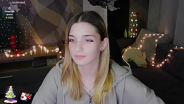 Snapshot of Sandy_Belle chatting on 12-16-25, 07:52 Sandy Belle online show from 12-16-25, 07:52