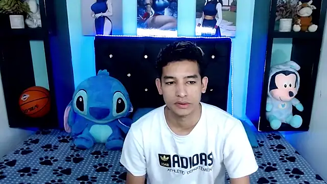 Snapshot of x_oliver_x chatting on 09-09-25, 01:43 x oliver x online show from 09-09-25, 01:43