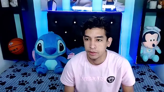 Snapshot of x_oliver_x chatting on 09-13-25, 04:23 x oliver x online show from 09-13-25, 04:23