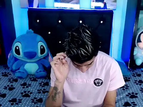 Snapshot of x_oliver_x chatting on 09-17-25, 04:14 x oliver x online show from 09-17-25, 04:14