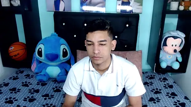 Snapshot of x_oliver_x chatting on 09-19-25, 04:03 x oliver x online show from 09-19-25, 04:03