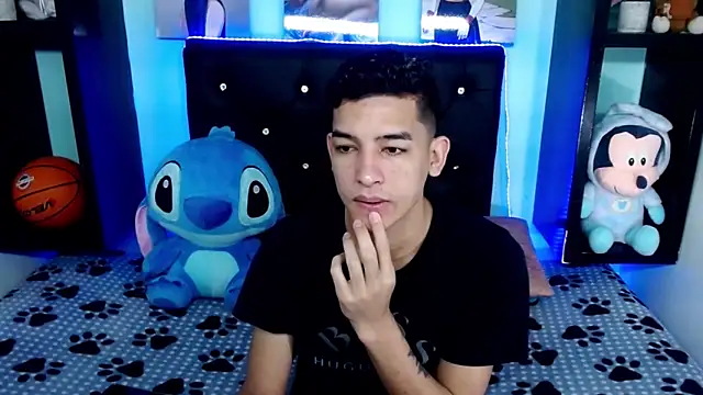 Snapshot of x_oliver_x chatting on 09-21-25, 04:25 x oliver x online show from 09-21-25, 04:25