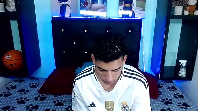 Snapshot of x_oliver_x chatting on 09-24-25, 04:27 x oliver x online show from 09-24-25, 04:27