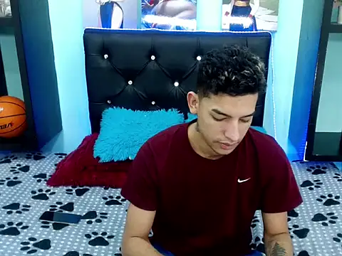 Snapshot of x_oliver_x chatting on 09-25-25, 03:32 x oliver x online show from 09-25-25, 03:32