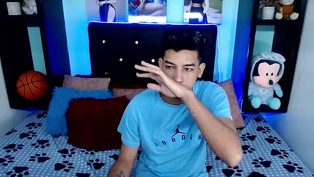 Snapshot of x_oliver_x chatting on 09-27-25, 04:17 x oliver x online show from 09-27-25, 04:17