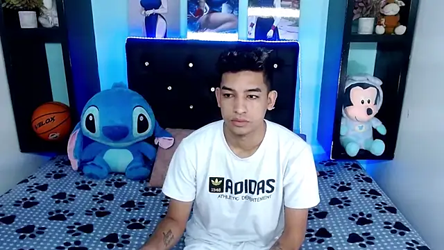 Snapshot of x_oliver_x chatting on 09-29-25, 05:45 x oliver x online show from 09-29-25, 05:45