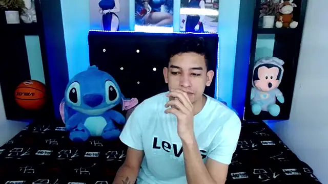 Snapshot of x_oliver_x chatting on 10-04-25, 03:59 x oliver x online show from 10-04-25, 03:59